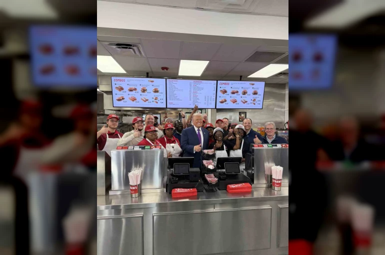 Trump, bir restoranı ziyaret ederek başkanlık uçağına götürmek için hamburger sipariş etti
