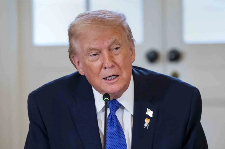 Trump: "İranlı vatanseverler, protestolarınıza devam edin, yardım yolda"