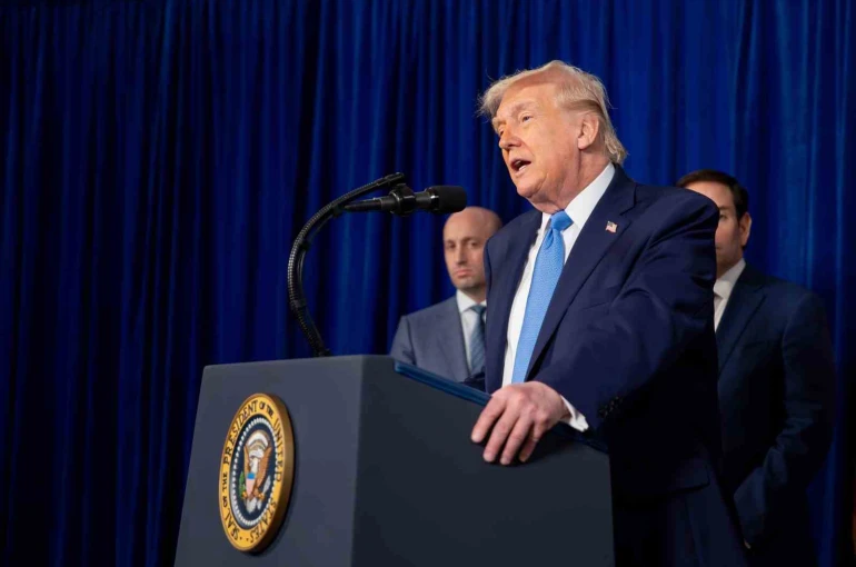 Trump: "Venezuela yönetiminde uygun bir geçiş sağlanana kadar orada kalacağız"