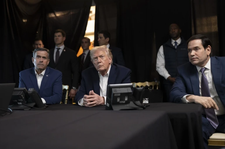 Trump, Venezuela’ya yönelik saldırıları izlediği anların fotoğrafını paylaştı 