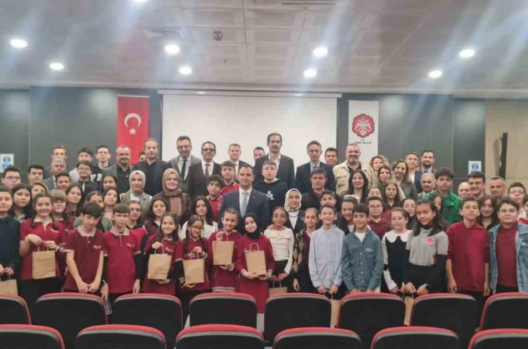 TÜBİTAK başarısı gösteren öğrencilere valilikten hediye