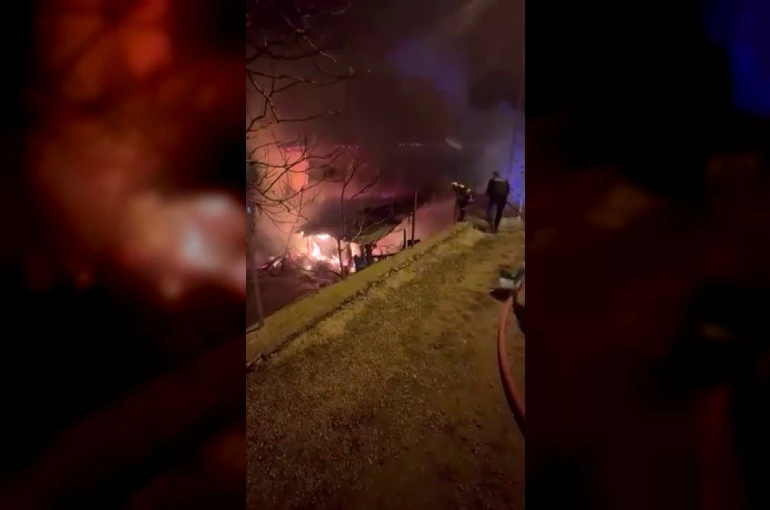 Tufanbeyli’de çıkan yangında ev ve ahır küle döndü