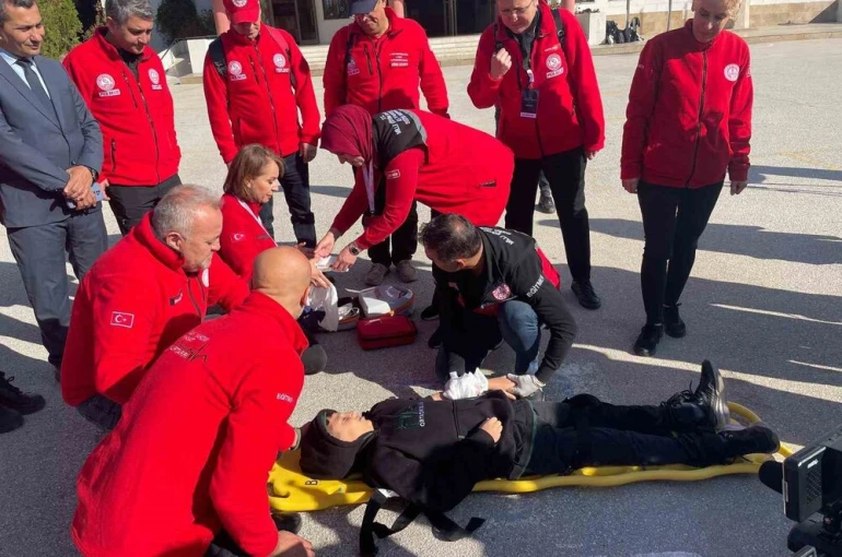 Tüm okullarda ortak eş zamanlı deprem ve yangın tatbikatı gerçekleştirildi
