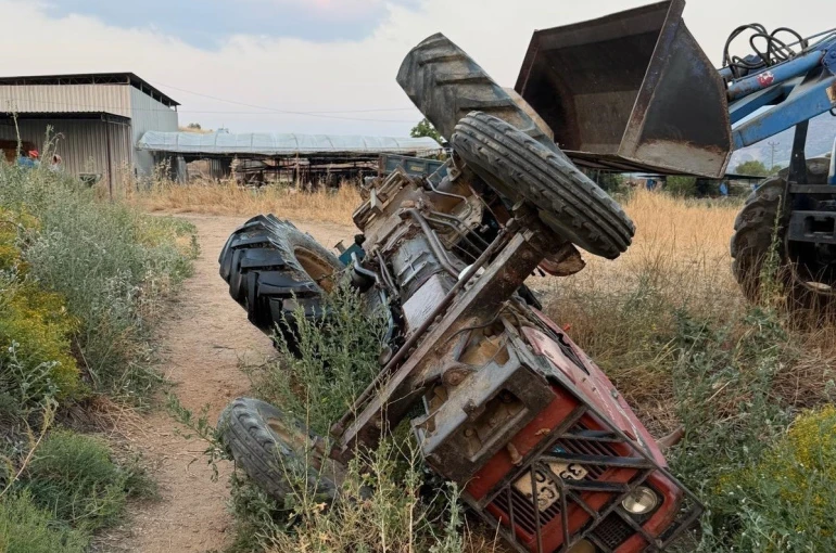 Tümseğe çarpan traktör devrildi, 16 yaşındaki çocuk ağır yaralandı