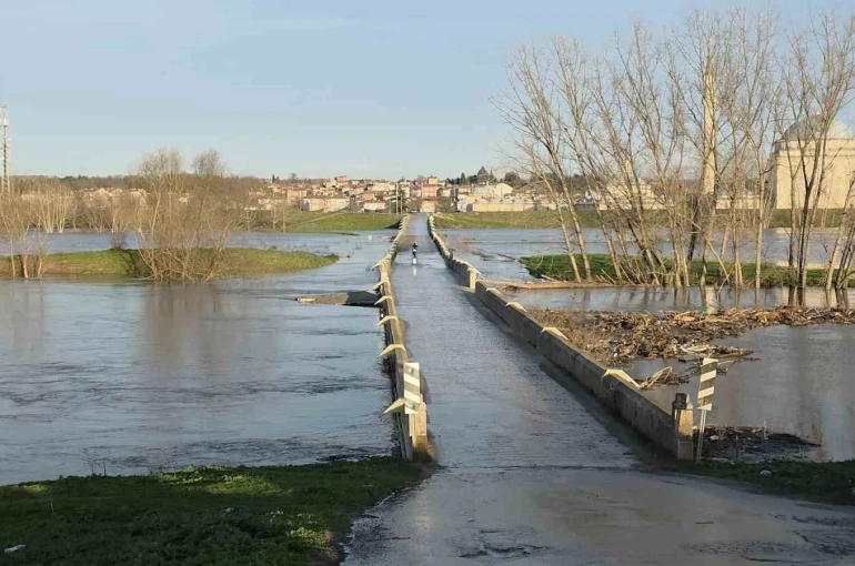 Tunca Nehri’nde turuncu alarm sürüyor, Sarayiçi’nde su yayılımı devam ediyor