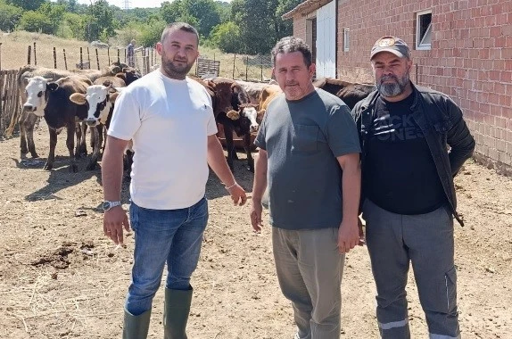 Tunçbilek’te daha sağlıklı hayvancılık için ilaçlama yapıldı
