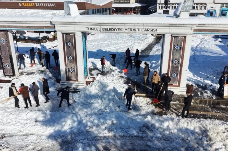 Tunceli Belediyesi karla mücadele çalışmalarını sürdürüyor