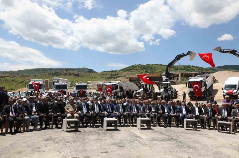 Tunceli’de 120 kilometrelik sıcak asfalt hedefi için ilk adım atıldı