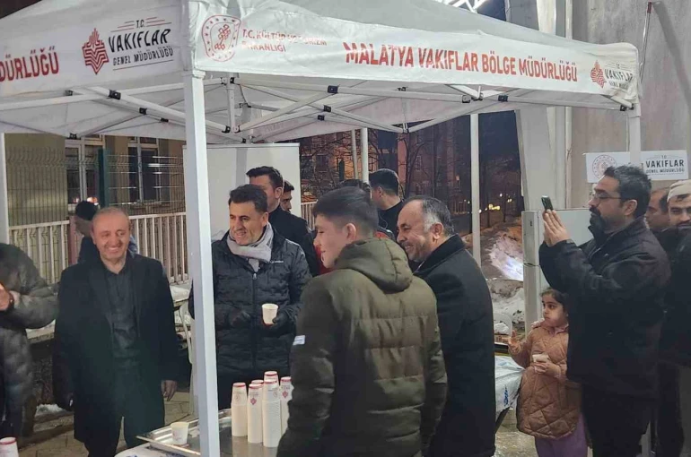 Tunceli’de Berat Kandili’nde vatandaşlara salep ikram edildi