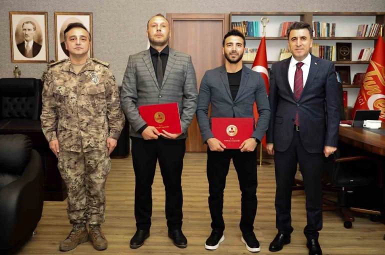 Tunceli’de boğulma tehlikesi geçiren çocuğu kurtaran polisler ödüllendirildi