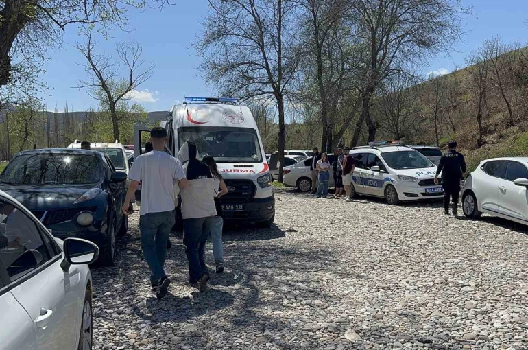 Tunceli’de boğulma tehlikesi geçiren genç kızı vatandaşlar kurtardı