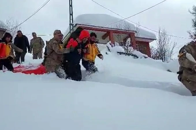 Tunceli’de ekipler 1 kilometre yürüdü, hasta hastaneye ulaştırıldı