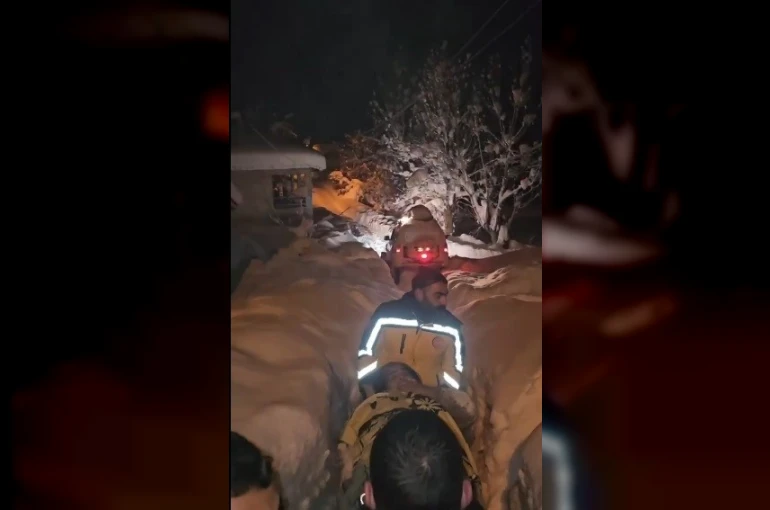 Tunceli’de kapalı yollar aşıldı, ayağı kırılan yaşlı kadın hastaneye ulaştırıldı