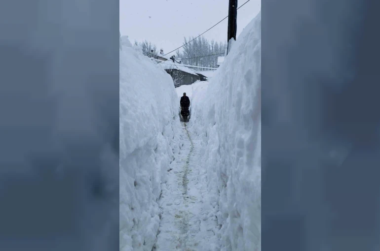 Tunceli’de kar kalınlığı insan boyunu geçti