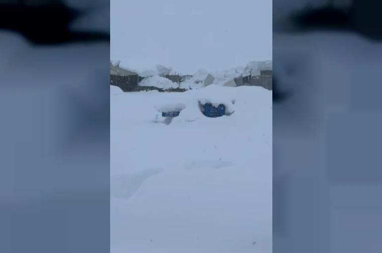 Tunceli’de kar yüküne dayanamayan iş yerinin çatısı çöktü