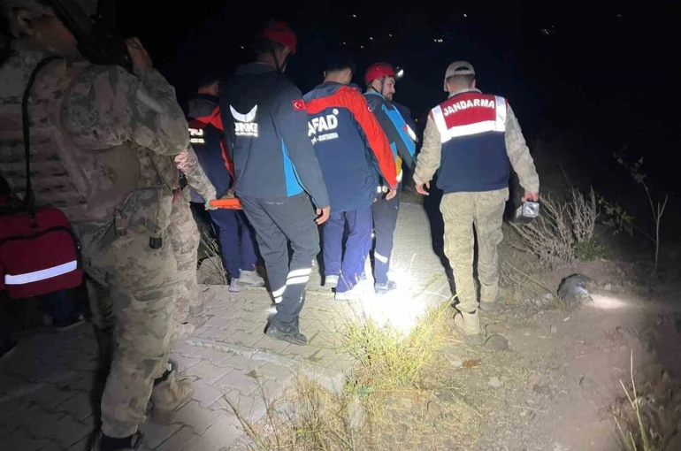Tunceli’de kayalıklardan düşen kadın kurtarıldı