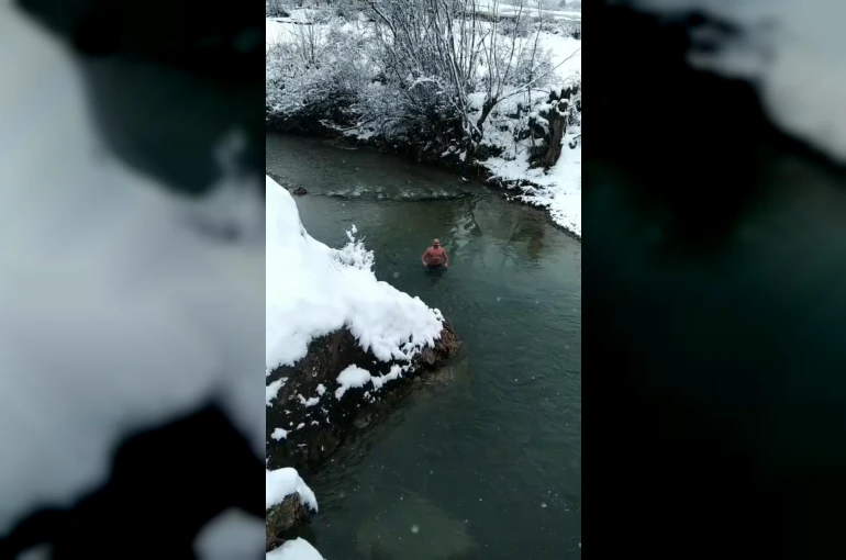 Tunceli’de sıra dışı anlar: Aynı vadide su samurları ve buz gibi suda yüzen gençler dikkat çekti