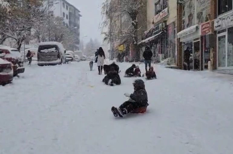Tunceli’de yılbaşı tatilinin tadını çocuklar çıkarıyor