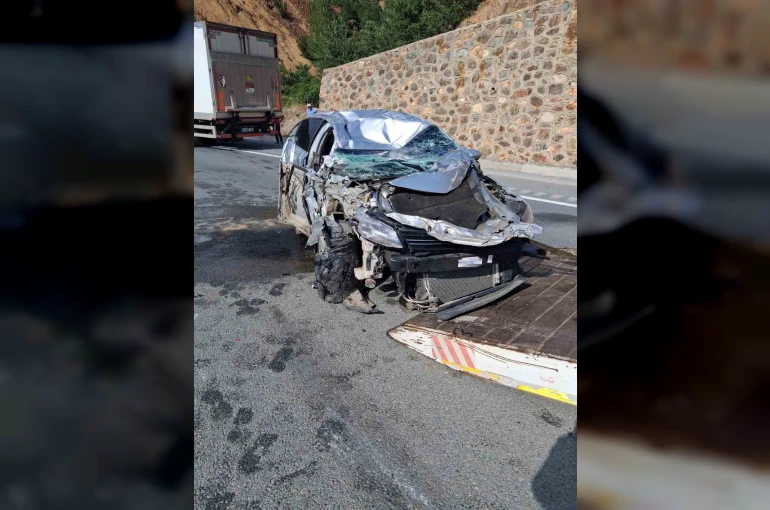 Tünel çıkışında kamyona çarpan otomobil takla attı: 1 yaralı