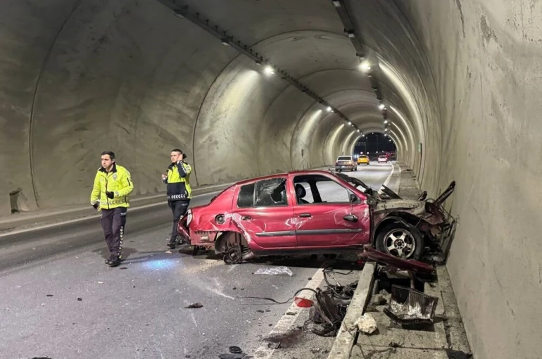 Tünelde feci kaza: Aracın motoru metrelerce ileri savruldu, hız kadranı 200’de takılı kaldı