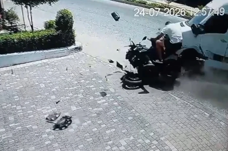 Tur midibüsüyle çarpışan motosiklettekiler yola savruldu