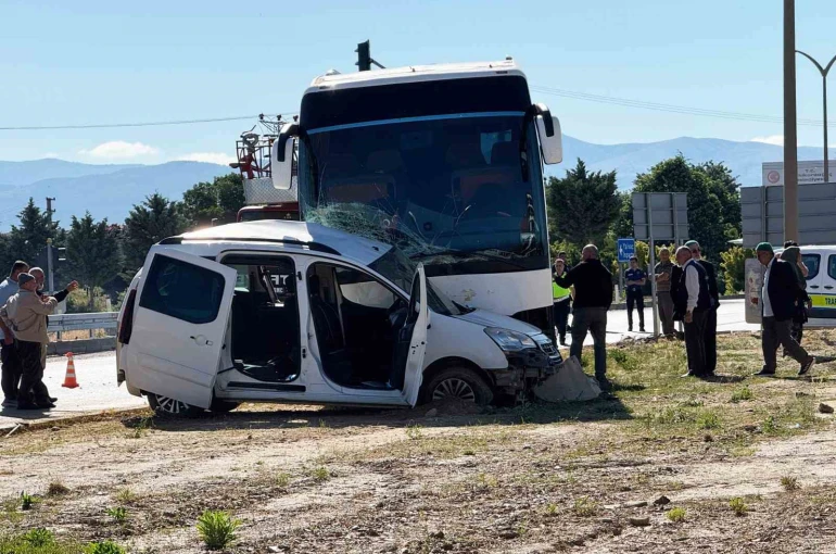 Tur otobüsü ile hafif ticari araç çarpıştı: Genç sürücü hayatını kaybetti