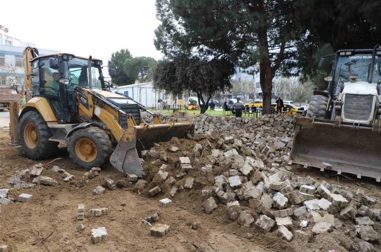 Turgutlu Belediyesi Fen İşleri ekiplerinden eş zamanlı çalışma
