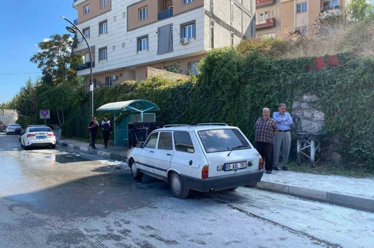 Turgutlu’da seyir halindeki otomobil alev aldı