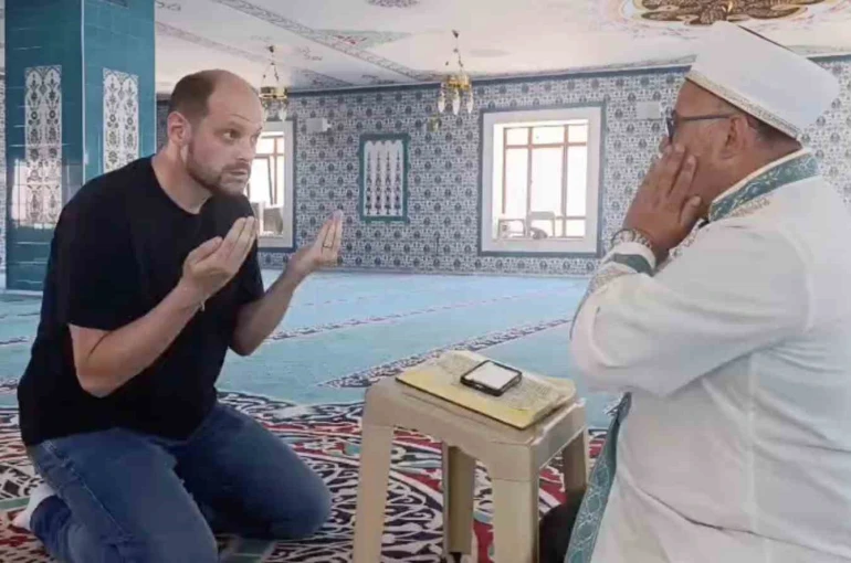 Türk bayraklı nişanın ardından Alman damat Müslüman oldu