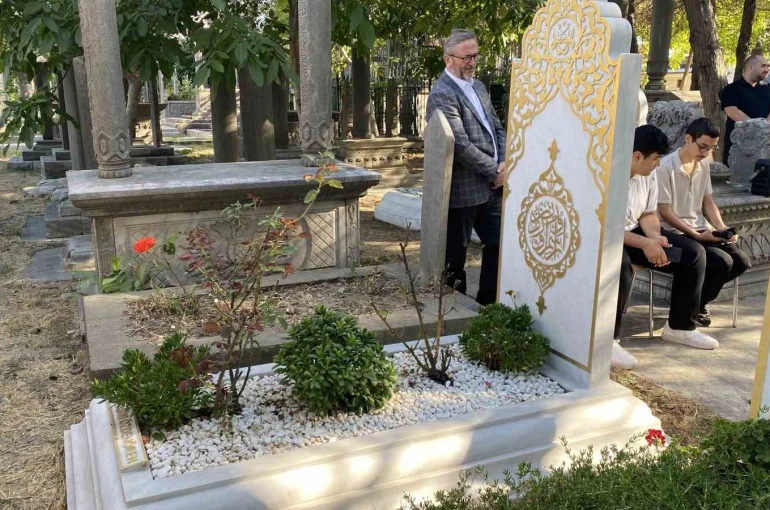 Türk edebiyatının önemli ismi Rasim Özdenören vefatının 4. yılında kabri başında anıldı
