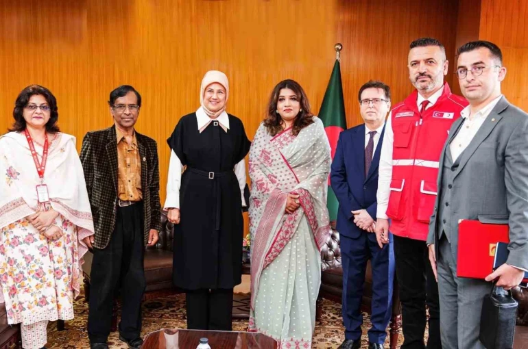 Türk Kızılay Genel Başkanı Yılmaz, Bangladeş’te Arakanlı mültecilerin kamplarını ziyaret etti 