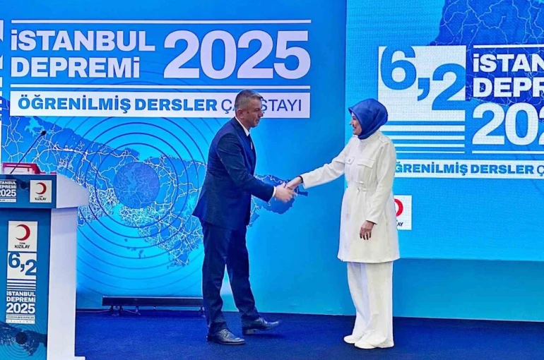 Türk Kızılay Manisa İl Başkanı Gürsel’e teşekkür belgesi 