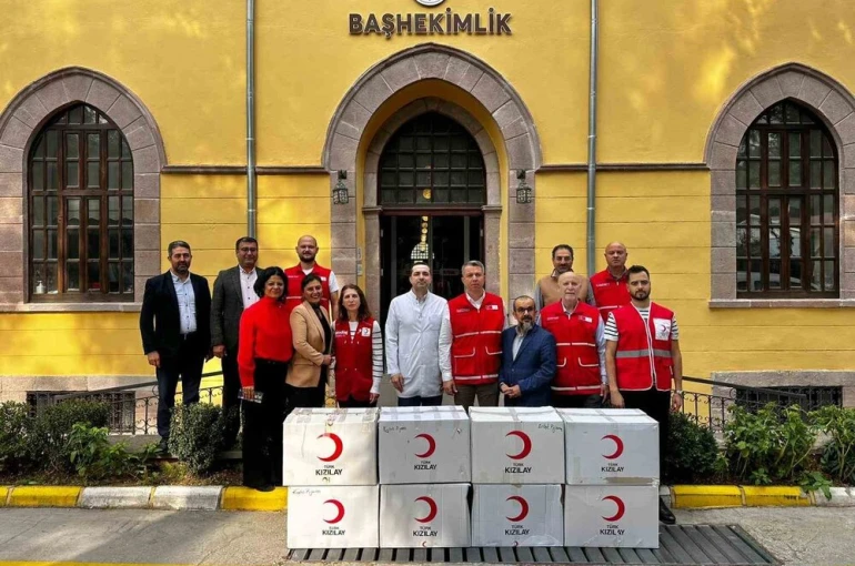 Türk Kızılay Manisa’dan tedavi gören vatandaşlara giysi desteği
