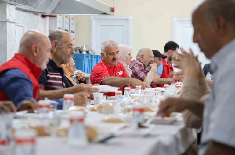 Türk Kızılay’dan huzurevi sakinlerine anlamlı ağırlama