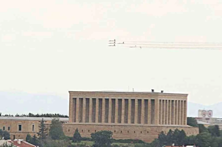 Türk Yıldızları’ndan Ankara semalarında prova uçuşu