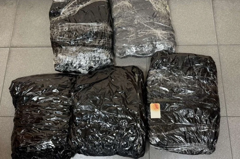Türk yolcunun belinden 5 kilo 510 gram uyuşturucu çıktı