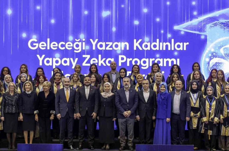 Turkcell’in ‘Geleceği Yazan Kadınlar Yapay Zekâ Projesi’ mezunlarını verdi