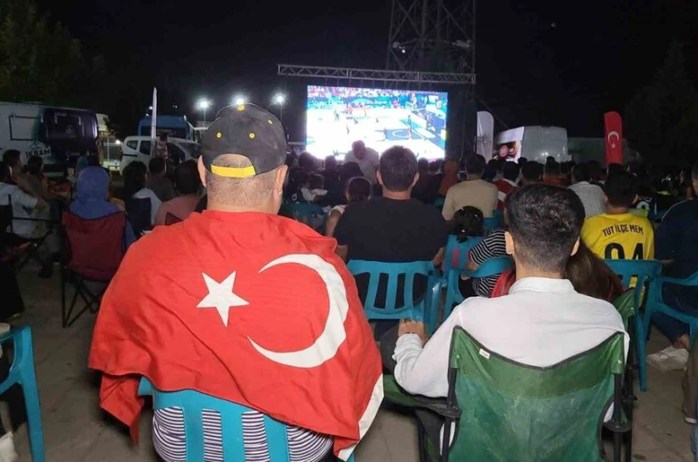 Türkiye- Almanya maçını Adıyamanlılar dev ekrandan izledi