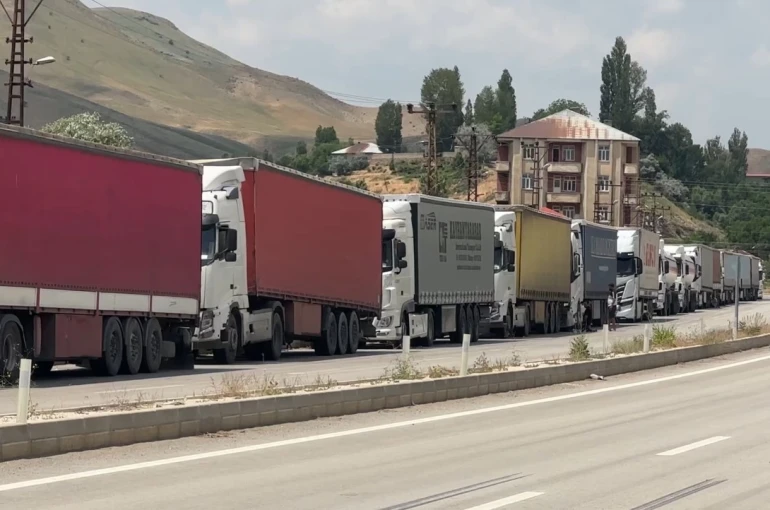 Türkiye-İran sınırında 5 kilometrelik tır kuyruğu oluştu