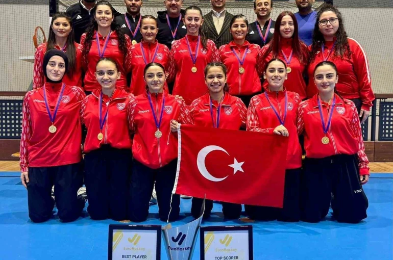 Türkiye Kadın Hokey Milli Takımı şampiyonluk kürsüsünde