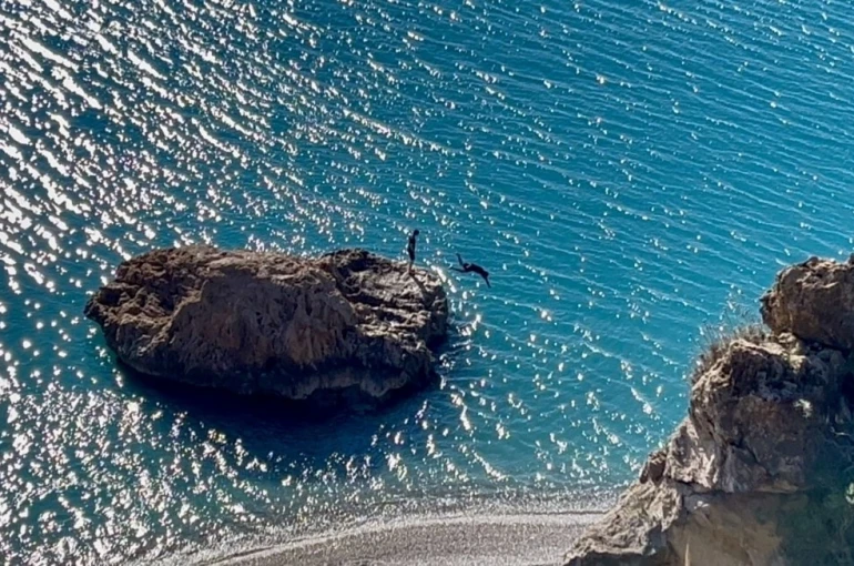 Türkiye kar tatilindeyken Antalya’da öğrenciler deniz keyfi yaptı