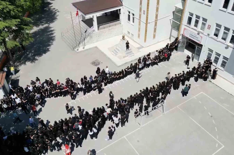 Türkiye şampiyonu olan öğrencilere meşaleli karşılama