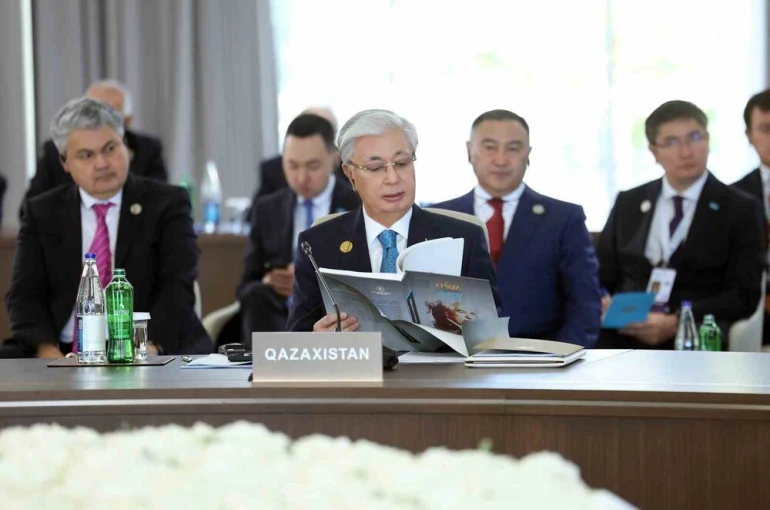 Türkiye, TDT Zirvesi’nde liderlere Cengiz Aytmatov’un ortak alfabe ile yazılan kitabını hediye etti
