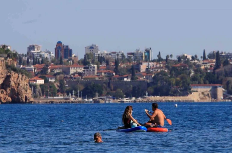 Türkiye’de karla mücadele başlarken, Antalya’da deniz mevsimi devam ediyor