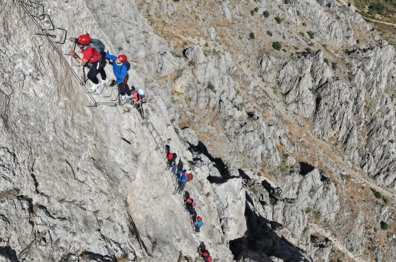 Türkiye’de tek Kemaliye’de bulunan "Via Ferrata" parkuru adrenalin tutkunlarının rotası oldu