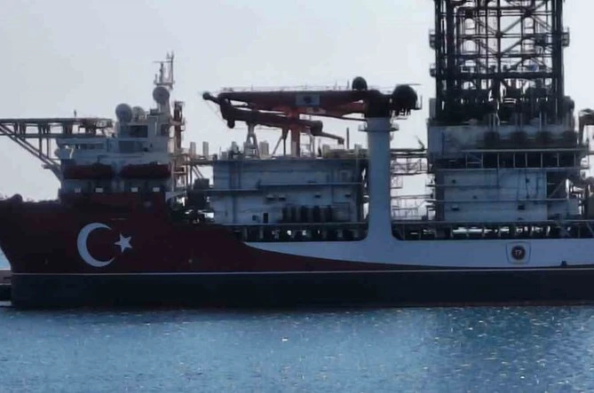 Türkiye’nin 228 metrelik denizdeki yeni gücü: Türkiye’nin rengine boyandı