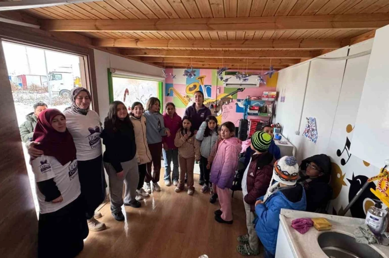 Türkiye’nin dört bir yanından gönderilen yılbaşı ikramlıkları öğrencilere ulaştırıldı