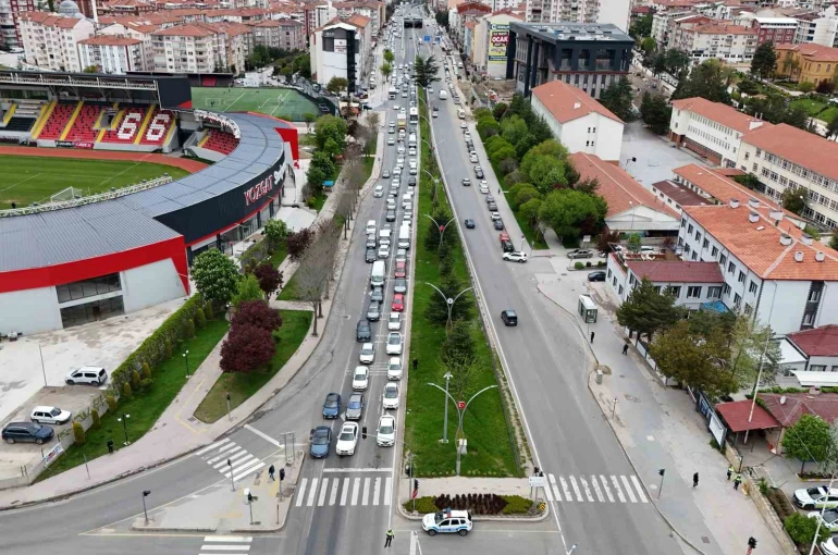 Türkiye’nin geçiş güzergahı Yozgat’ta bayram trafiği yoğunluğu