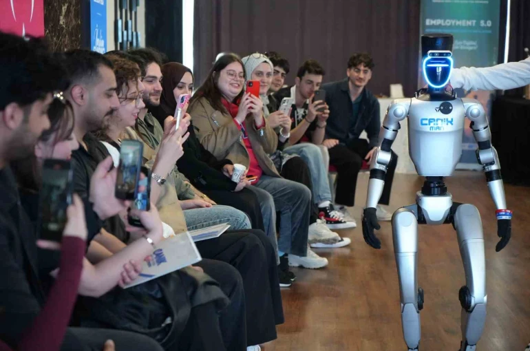 Türkiye’nin nüfusa kaydedilen ilk robotu gençlerle buluştu: CV ve girişimcilik dersi 