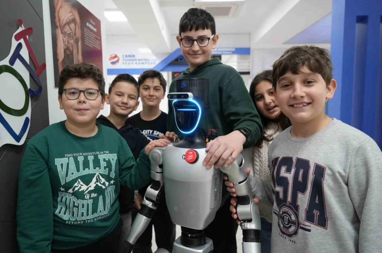 Türkiye’nin nüfusa kaydedilen ilk robotu şimdi de işe başladı